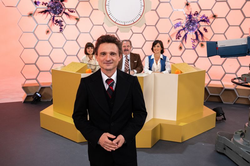 Das Personal von "Dalli Dalli" in der fiktionalisierten Variante, aber gut getroffen: Showmaster Hans Rosenthal (Florian Lukas) steht vor seinem Team Brigitte Xander (Katharina Völkl), "Ekki" Fritsch (Timo Dierkes) und Mady Riehl (Theresia Wald).