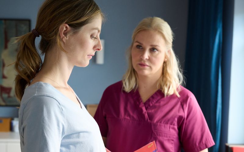 Hebamme Lena Lorenz (Judith Hoersch, rechts) macht sich Sorgen um ihre Patientin Vivien Ofrazek (Paula Kroh).