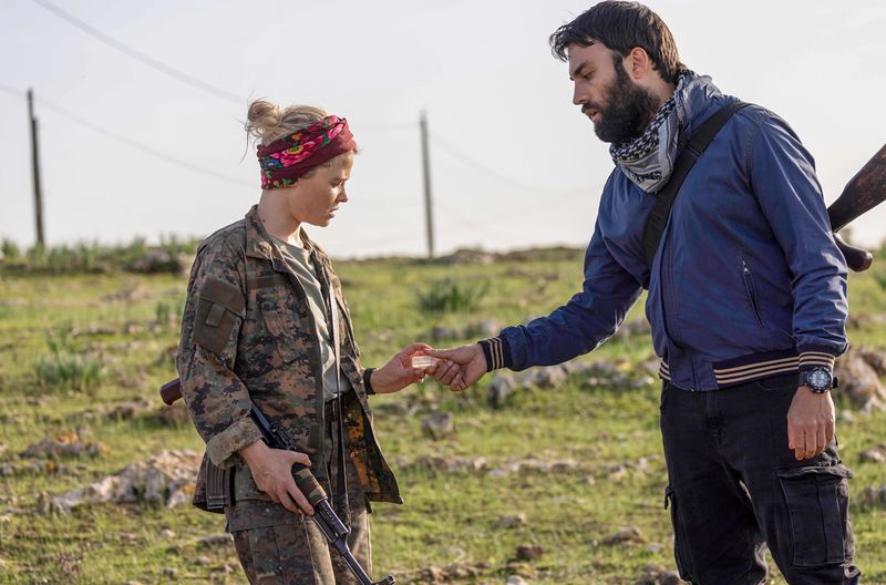 Nasser (James Krishna Floyd) und Anna (Mélanie Thierry) schließen sich zusammen: Die Agentin soll ihm helfen, dem Islamischen Staat (IS) zu entkommen.