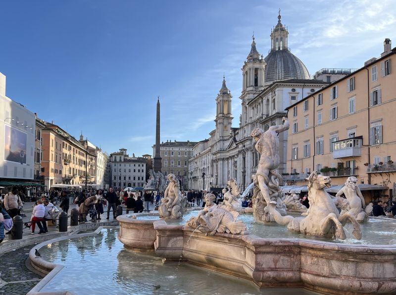 Leben auf der berühmten Piazza Navona. Im Heiligen Jahr 2025 werden in Rom 45 Millionen Besucher erwartet.