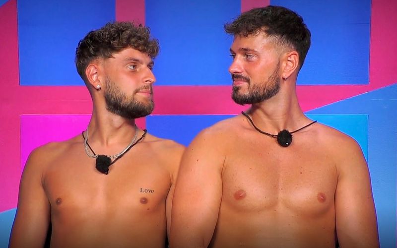 "Hübsche Frauen kennen manchmal ihren Wert nicht": Darin ist sich Maurice mit seinem Mit-Favoriten Kevin (links) einig. "Wie kann man sich für einen Polo entscheiden, wenn man einen Ferrari haben kann", lautet sein mackerhafter Vergleich mit Neu-Günstling Paul: "Kann doch nicht sein, dass sie mit Typen wie uns knutscht ... und dann ... so einen Trottel!"