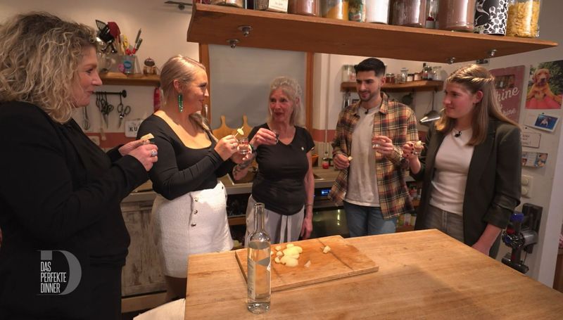"Unser Familiengetränk": Moni (62) serviert ihren Gästen zwischen den Gängen einen Obstler.