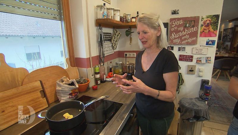 Für ihre süßen "Ausgezogenen" erhitzt Moni (62) Butterschmalz in der Pfanne.