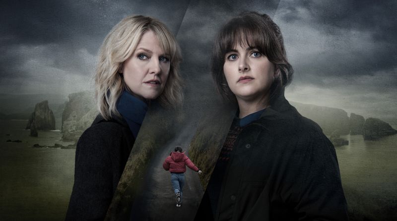 DI Ruth Calder (Ashley Jensen, links) und Polizeichefin DI Tosh (Alison O'Donnell) bilden das neue Duo, das in "Mord auf Shetland" ermittelt. 