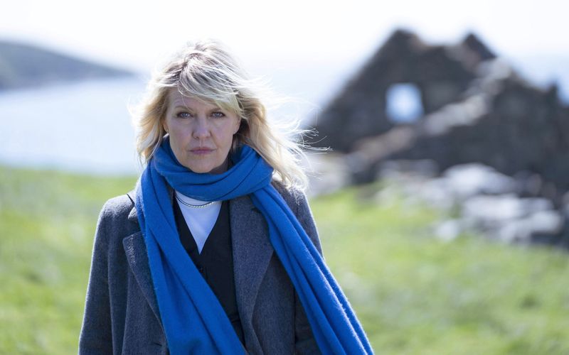 Ruth Calder (Ashley Jensen) wurde auf den Shetland-Inseln geboren. Doch kaum volljährig ergriff sie die Flucht. Nun muss die Ermittlerin eine Zeugin in ihrer alten Heimat suchen. 