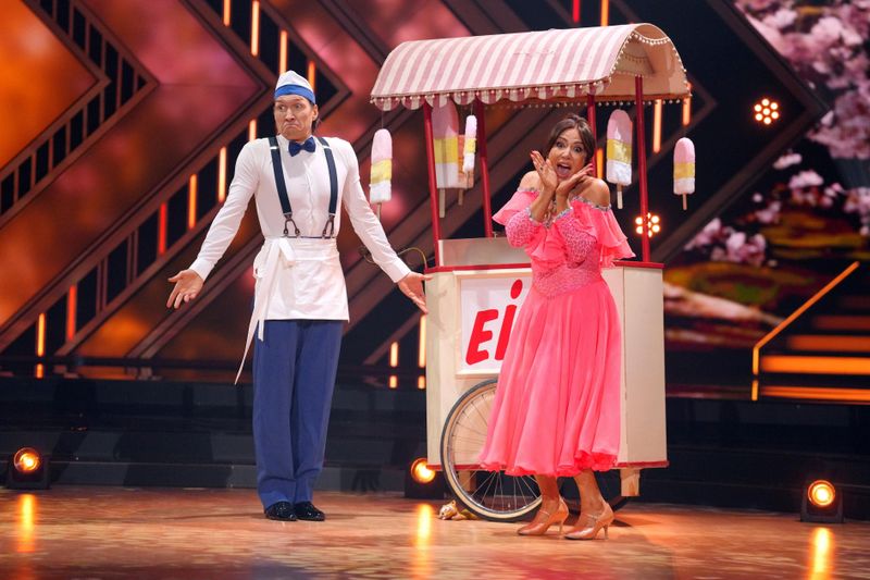 Zuckersüß beginnen Simone Thomalla und Evgeny Vinokurov ihren Quickstep zu "Things" von Nancy Sinatra und Dean Martin. Leider bleibt die Schauspielerin zu sehr im Kopf. Motsi hofft, dass der Knoten bald platzt: "Wir müssen den Schlüssel finden!"
