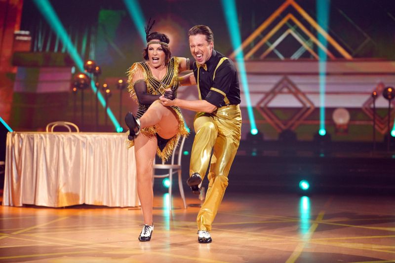 Nach dem Motto "Macht Spaß, mach ich" tanzt Schauspielerin Christine Neubauer den Charleston mit Valentin Lusin zu "Ein Tag wie Gold" (Meret Becker und MEUTE).