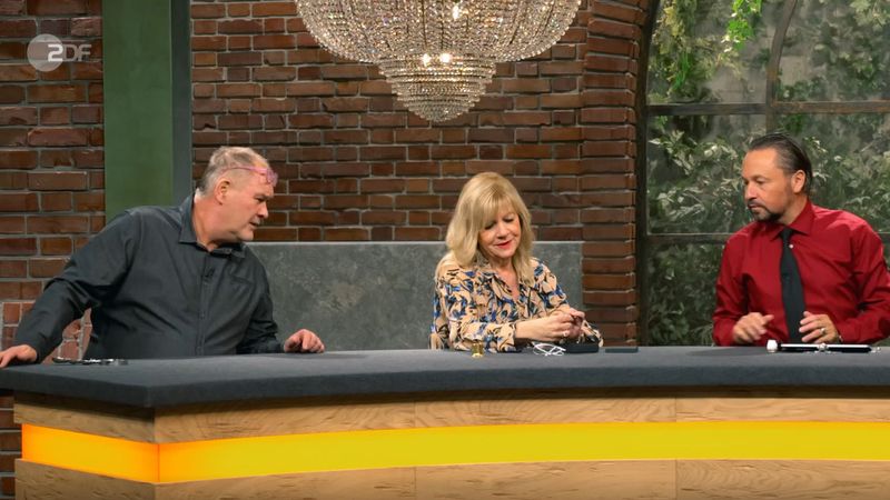 Walter Lehnertz (links), Elke Velten und Wolfgang Pauritsch fanden umgehend Gefallen an einem tollen Schmuckstück.