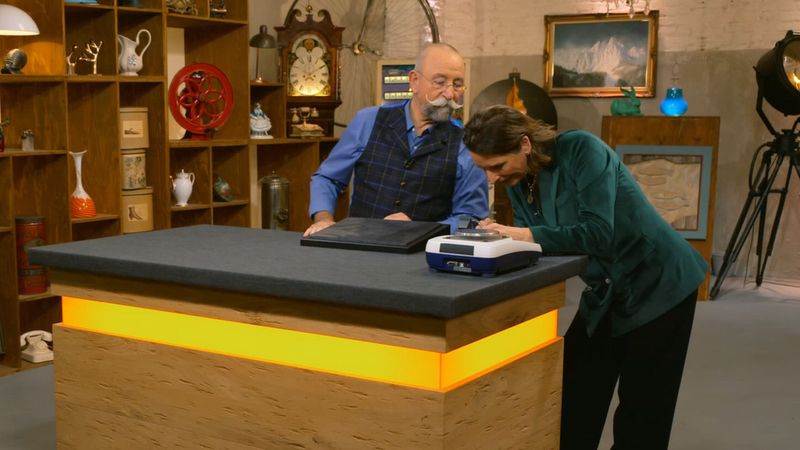 Zuvor hatte unter Beobachtung von Horst Lichter Schmuckexpertin Wendela Horz das Stück untersucht.