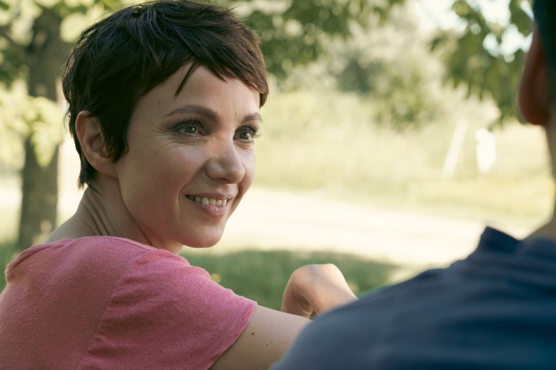Judith (Julia Koschitz) ist auch als Single glücklich. Trotzdem lässt sie sich auf eine Beziehung mit dem altmodischen, romantisch veranlagten Hannes (Manuel Rubey) ein, der stark um sie wirbt.
