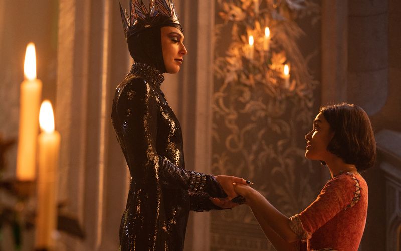 Mit "Schneewittchen" hat Disney seinen eigenen Zeichentrick-Klassiker "Schneewittchen und die sieben Zwerge" neu verfilmt - ebenso opulent, diesmal jedoch als Realfilm. In den Hauptrollen: Neuentdeckung Rachel Zegler (rechts) in der Titelrolle und Gal Gadot (links) als böse Königin. Zum Kinostart des Märchenfilms am 20. März zeigt die Galerie weitere Beispiele für Trickfilm-Figuren, die real wurden.
