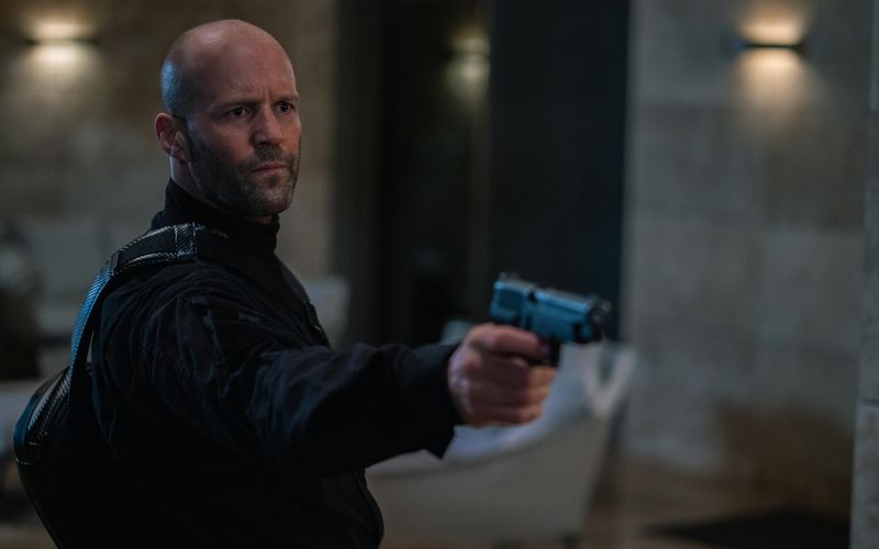 Fortune, Orson Fortune: Jason Statham spielt in der Actionkomödie "Operation Fortune" einen Agenten, der es zumindest im Nahkampf locker mit James Bond aufnehmen könnte.