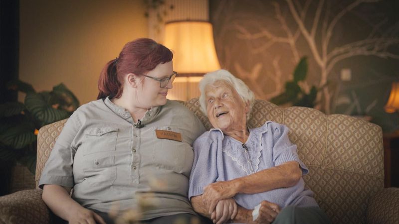 Für Frau Schmitt steht fest: Die Azubis müssen unbedingt bleiben!