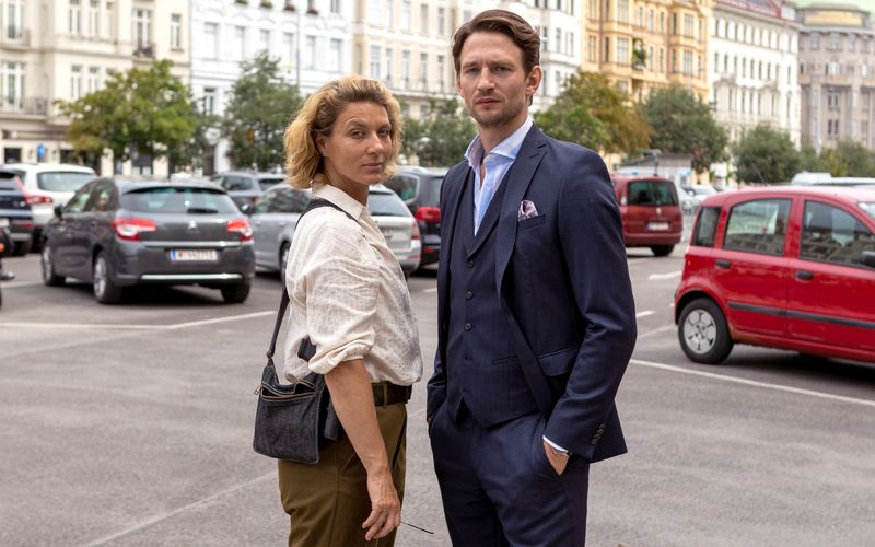 Der Doppelmord an zwei Staatsbeamten führt ein ungleiches Ermittlerduo zusammen: den adeligen Oberstleutnant Carl-Albrecht Nassau (August Wittgenstein) und die Majorin Franziska Malzer (Caroline Frank). Beide haben den Ruf, zu den Besten zu gehören.