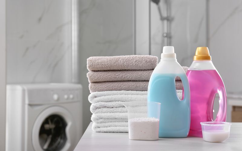 Günstige Vollwaschmittel sorgen laut Stiftung Warentest für saubere Wäsche als Markenprodukte. 