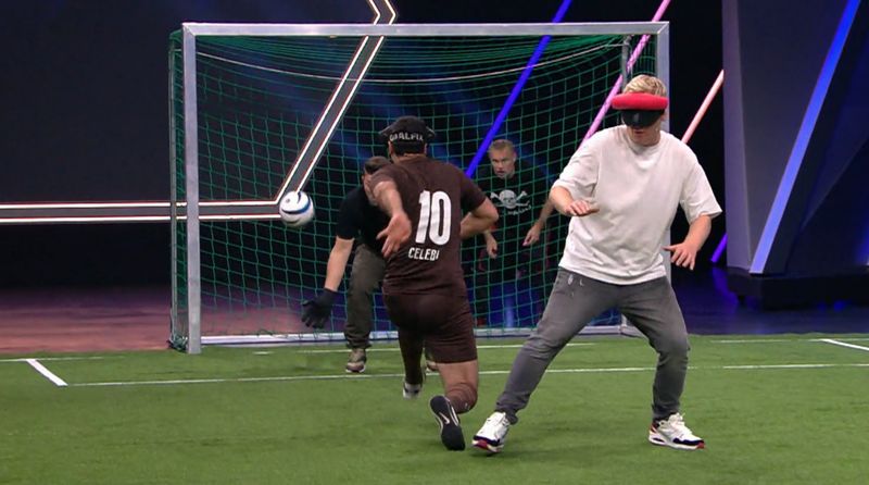 "Dreckiger Sieg" sagte Tim Mälzer berechtigterweise nach dem schmeichelhaften 3:2 im "Blindenfußball" gegen Champion Serdal Celebi.