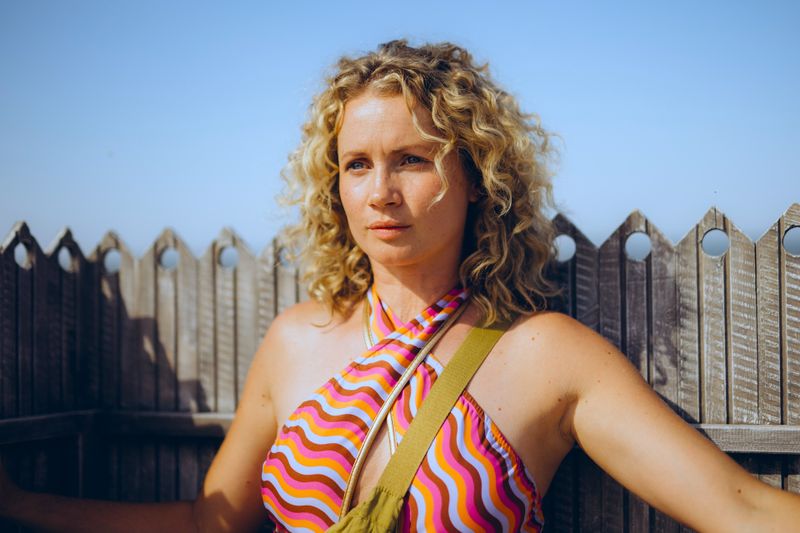 Im Dresden-"Tatort" ermittelt Cornelia Gröschel (Bild) seit 2019 an der Seite von Martin Brambach. Nun ist die 37-Jährige im ersten ZDF-Erotikfilm "Verhängnisvolle Leidenschaft Sylt" zu sehen. 