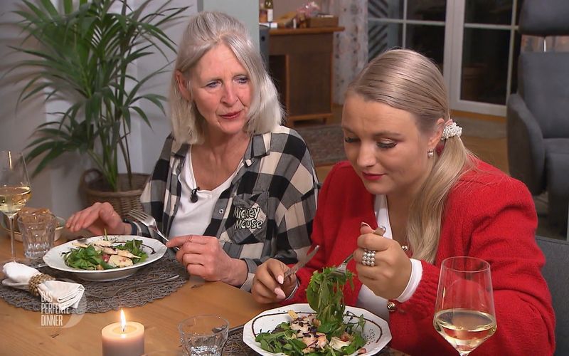 Tapfer trotz Ziegenkäse-Aversion: Moni (links) und Nadine probieren Katjas Vorspeise.