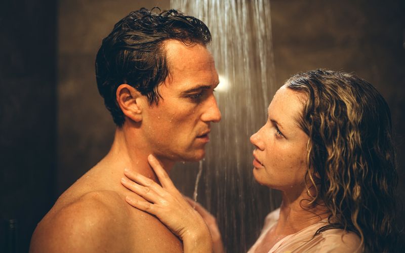 Daniel Bernasconi (Artjom Gilz) und Nina Richter (Cornelia Gröschel) fühlen sich zueinander hingezogen. 