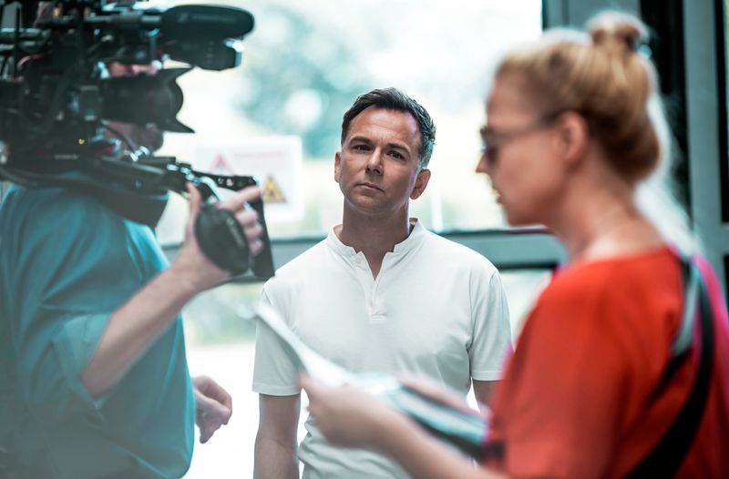 Moderator Tino Böttcher führt die Zuschauer durch mediale Geschichten über Ostdeutschland in den letzten Jahrzehnten und entdeckt dabei erstaunliche Zusammenhänge.