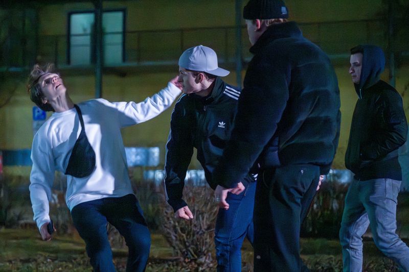Ein junger Mann wird nach einem Disco-Besuch auf der Straße brutal zusammengeschlagen. 