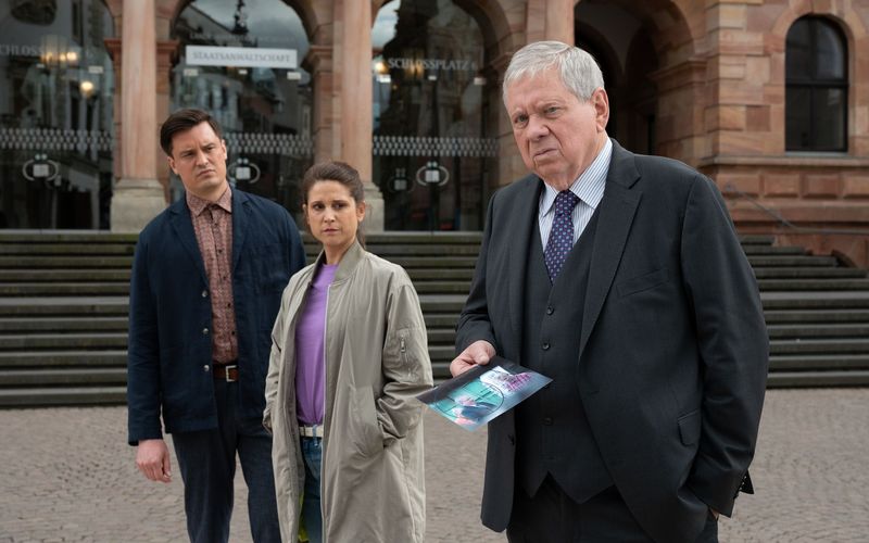 Rainer Hunold (rechts, mit Jannik Mioducki und Anika Baumann) nimmt Abschied als "Der Staatsanwalt".