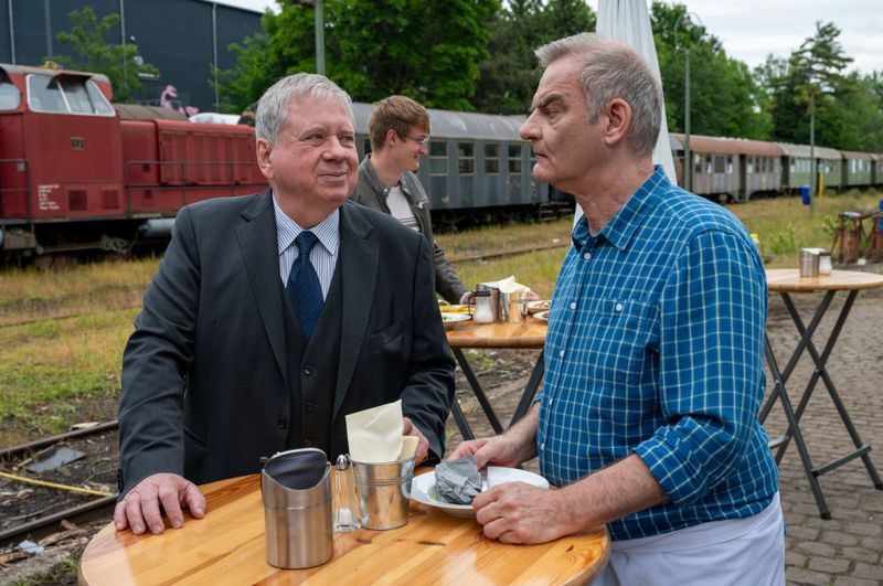 Oberstaatsanwalt Bernd Reuther (Rainer Hunold, links) spricht mit Imbissbetreiber Stefan Schiller (Heinrich Schafmeister).