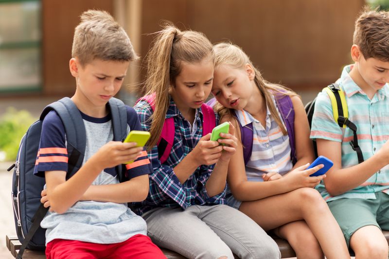 Schülerinnen und Schüler soll es in Hessen ab August nicht mehr möglich sein, ihr Handy in der Schule privat zu nutzen. 