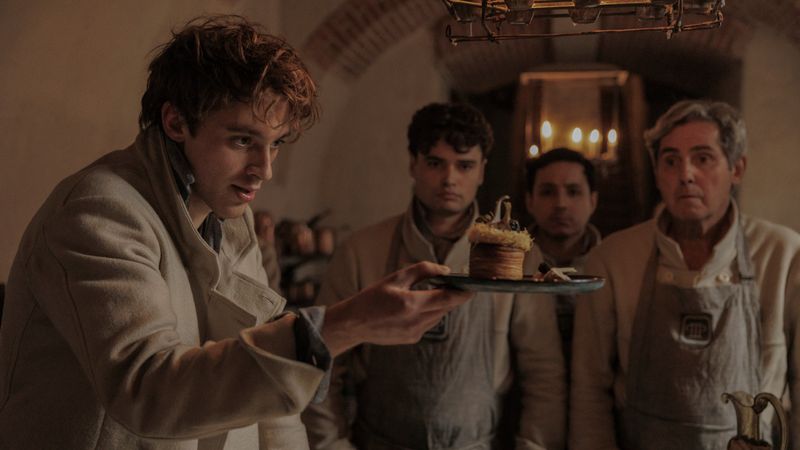 Dass Frankreich als Ort der Haute Cuisine gilt, liegt auch an Antonin Carême (Benjamin Voisin, links). Apple widmet dem ersten Starkoch der Welt nun die schlicht betitelte Serie "Carême".