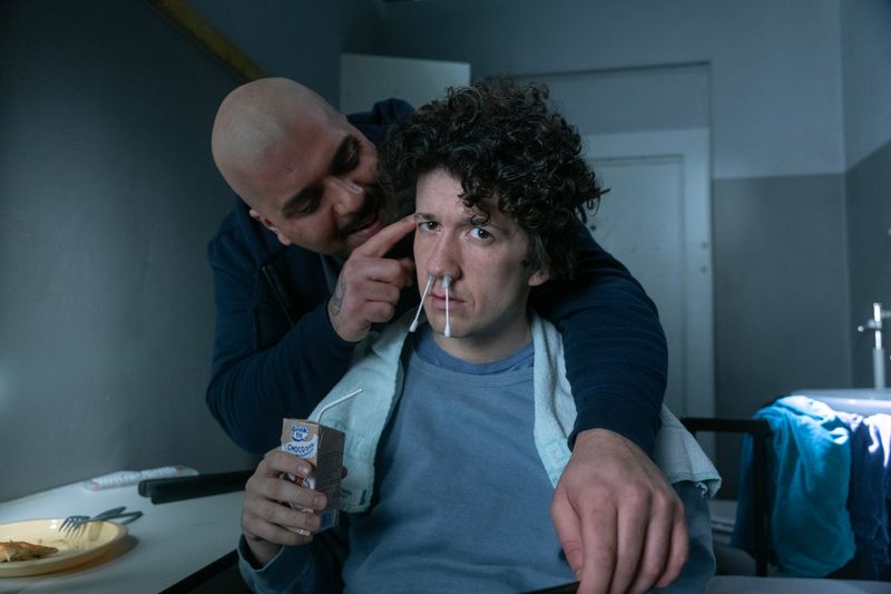 Mit Ersan (Leonidas Emre Pakkan, hinten) hat sich Moritz (Maximilian Mundt) im Gefängnis angefreundet.