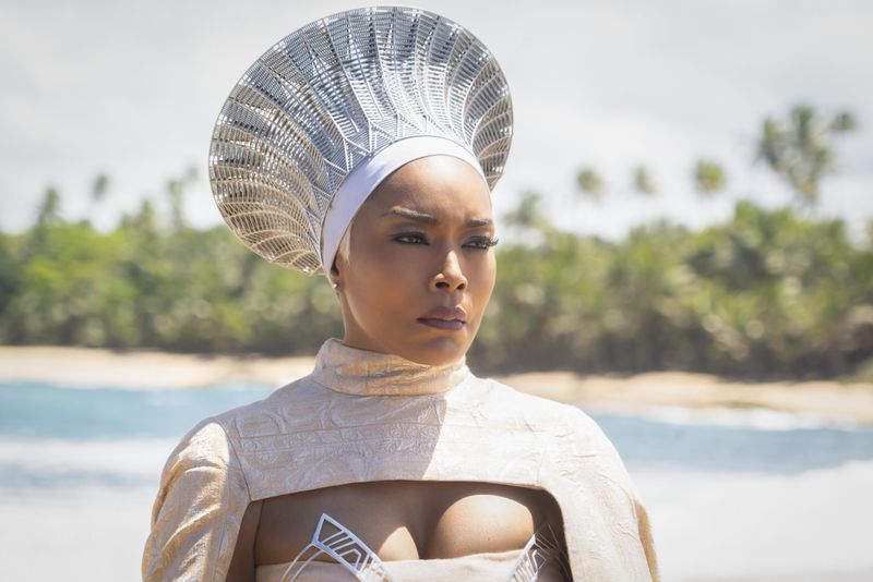 Wakandas Königin Ramonda (Angela Bassett) hat nach dem Tod ihres Sohnes alle Hände voll zu tun.