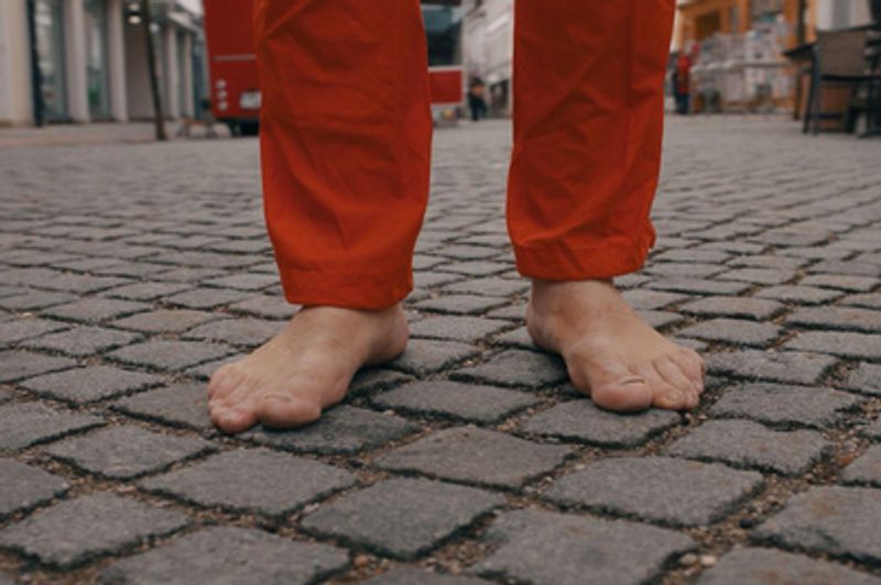 Barfuß durch die City. Doch sind kalte Pflastersteine und heißer Asphalt nicht Gift für unsere Füße?