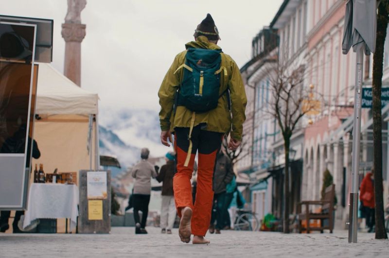 Immer mehr Menschen gehen barfuß durchs Leben. Kalte Steine und schneebedeckte Straßen - was machen unsere Füße mit?