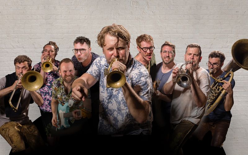 Zwischen "Goaßnmaß" und "Egyptian Reggae": Stefan Dettl (Mitte) feiert mit LaBrassBanda eine ordentliche "Polka Party".