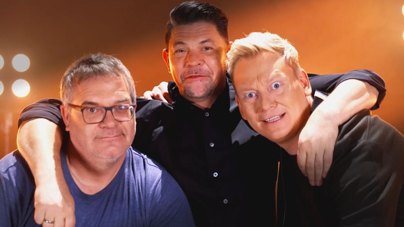 Tim Mälzer (Mitte) lüftet ein Liebesgeheimnis bei "Drei gegen Einen". Da können Elton (links) und Jens "Knossi" Knossalla nur staunen.