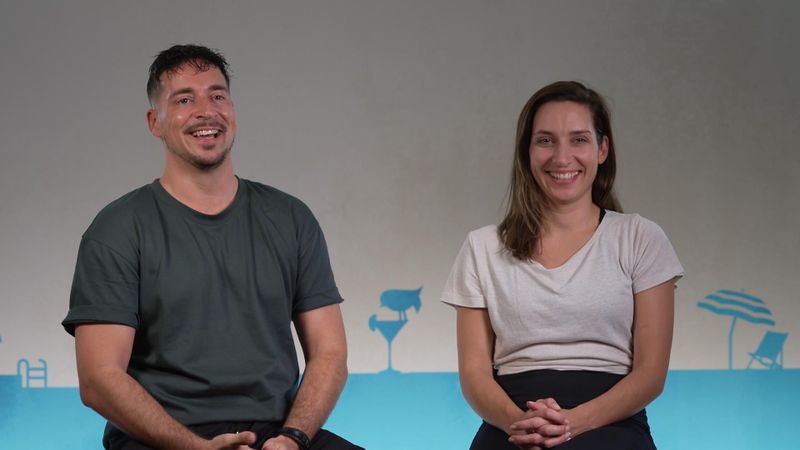 Die Geschwister Ian und Julie hoffen beide im "First Dates Hotel" auf die große Liebe.