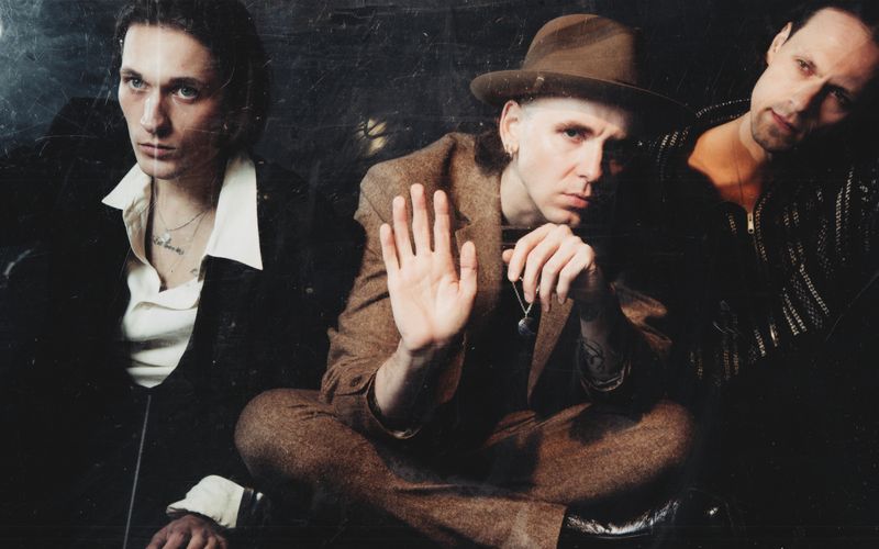 Drangsal ist jetzt kein Ein-Mann-Projekt mehr, sondern eine Band: Neben Max Gruber (Mitte) gehören dazu ab sofort auch Lukas Korn (links) und Marvin Holley.