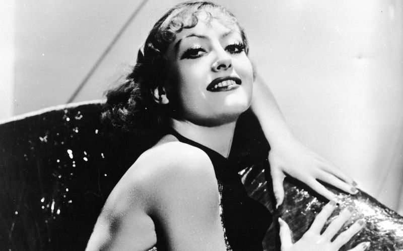 Vor 120 Jahren, am 23. März 1905, kam Joan Crawford zur Welt - zumindest manchen Quellen zufolge, denn das Geburtsjahr der Hollywood-Ikone ist nicht gesichert überliefert. Crawford selbst behauptete, wohl um sich in einer dem Jugendwahn verfallenen Branche zu behaupten, 1908 geboren worden zu sein. Was auch immer stimmt: Sie schrieb Filmgeschichte. Die Galerie würdigt sie und weitere unsterbliche Leinwand-Göttinnen.