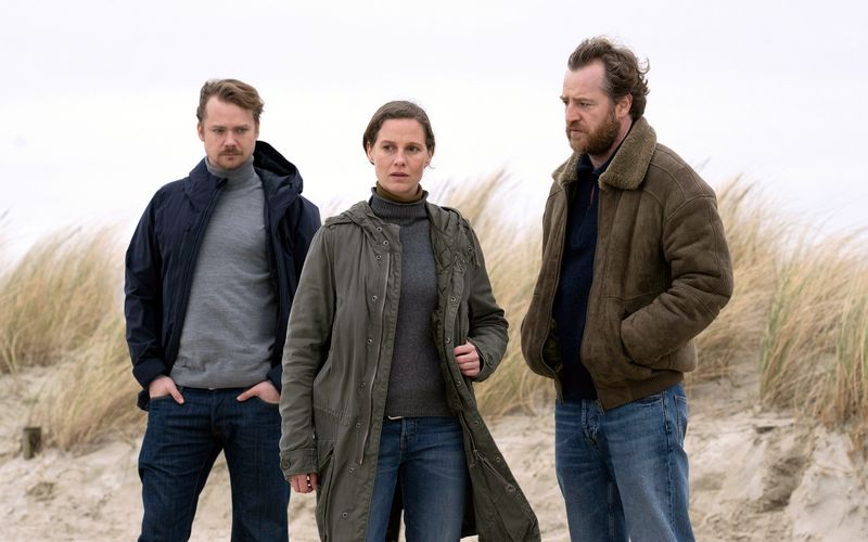 Hauptkommissarin Ann Kathrin Klaasen (Picco von Groote) ermittelt mit ihrem Ehemann und Kollegen Frank Weller (Tom Radisch, rechts) im Fall eines rächenden Killers mit Teufelsmaske. Sie wissen zunächst nicht, dass der Arzt Dr. Sommerfeldt (Sven Schelker) dahintersteckt.