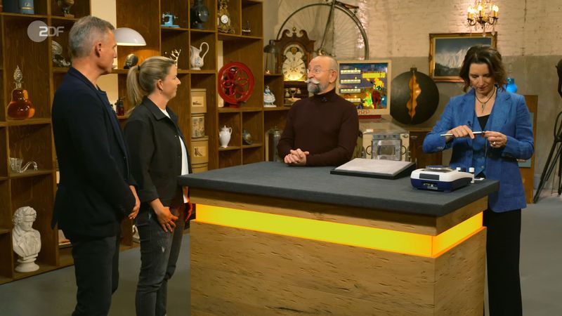 Horst Lichter machte große Augen: Sein Gast bei "Bares für Rares" stellte sich vor als Ex-Schalke-Profi Ingo Anderbrügge (links).