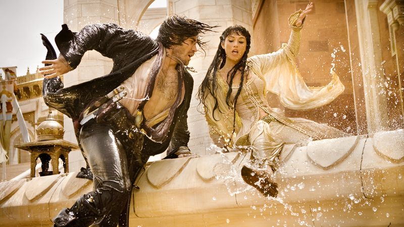 Bei "Prince of Persia - Der Sand der Zeit" (2010) drehte sich alles um einen magischen Dolch, mit dem sich der Lauf der Zeit beeinflussen lässt. Krawallproduzent Jerry Bruckheimer lieferte mit aufwendigen Special-Effects und prominenten Cast (Jake Gyllenhaal, Gemma Arterton, Ben Kingsley) ein überlebensgroßes Leinwandepos ab, das weltweit rund 336 Millionen Dollar einspielte. Platz 10 in der Top 10 der erfolgreichsten Videospiel-Verfilmungen aller Zeiten.