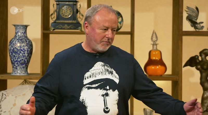 Verkäufer Jens kannte sich mit kleinen Bechern aus, denn er hatte eine Sammlung zu Hause, die er auf Druck seiner Frau verkleinern sollte. Und so ging er wieder zu Horst Lichter. "Vor zwei Jahren habe ich den großen Admiral verkauft", erklärte Jens und Lichter erinnerte sich plötzlich: "Ach stimmt, jetzt, wo du's sagst ..." 