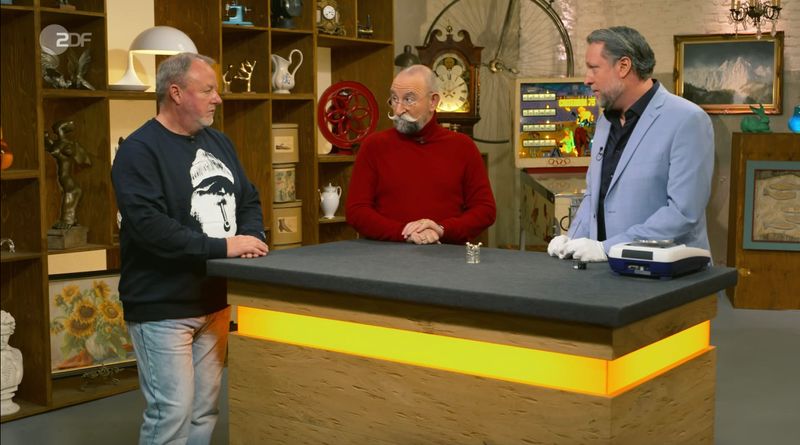 Horst Lichter (Mitte) begrüßte in der Montagsausgabe der ZDF-Trödelshow "Bares für Rares" ein bekanntes Gesicht. Denn Jens (links) aus Wismar war schon mal zu Besuch im Pulheimer Walzwerk. Dieses Mal hatte er aber "wirklich etwas ganz Besonderes" dabei: Einen steinalten Kugelfußbecher, der seinen Wunschpreis weit übertraf ...  