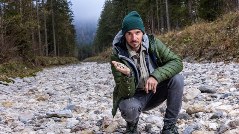 Felix Neureuther geht für die ARD den Herausforderungen des Alpentourismus auf die Spur.
