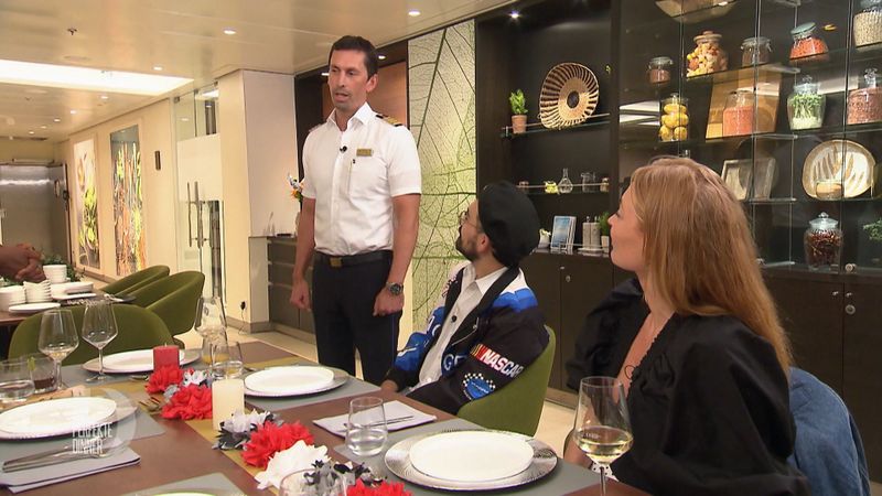 Kapitän Falk Bleckert schaut überraschend beim "Dinner" vorbei. Katharina kann den Blick kaum von der Uniform abwenden.
