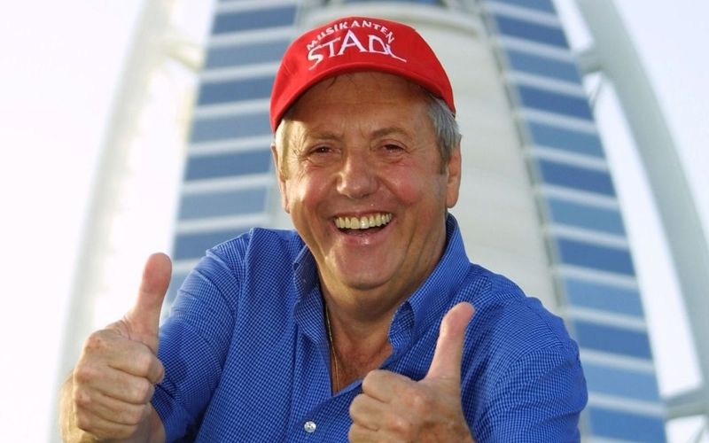 Blieb seinem "Musikantenstadl" 25 Jahre lang treu: Karl Moik (hier vor dem Hotel Burj al Arab in Dubai).