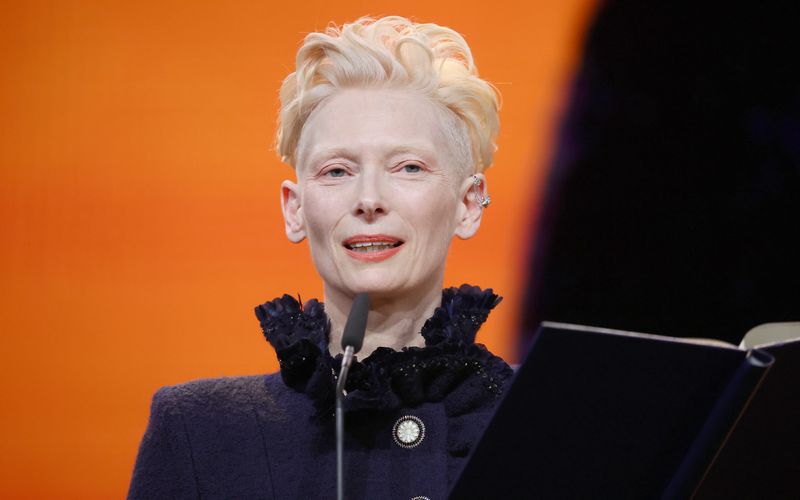 Sie gehört zu den talentiertesten Chamäleons im Filmgeschäft: Tilda Swinton verwandelt sich regelmäßig in außergewöhnliche Figuren, spielt mal alte Männer, mal greise Frauen, mal Hexen, mal Außerirdische. Zum Kinostart ihres neuen Films "The End" (ab sofort im Kino) blickt die Galerie auf die schrägsten und ausgefallensten Rollen der schottischen Schauspielerin.