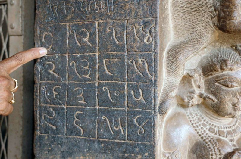 Im Parshvanatha-Tempel in Khajuraho, Indien (10.Jh.), findet sich eine Inschrift mit den Vorläufern unserer heutigen Zahlen, die Mathematiker als "magisches Quadrat" interpretieren. 