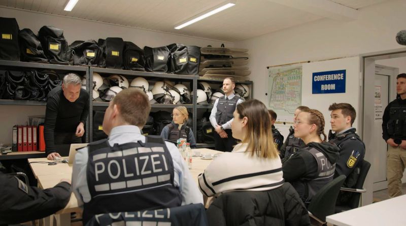 Die Doku zu Gast bei einer Polizei-Einsatzbesprechung. Sie findet direkt an einer Erstaufnahmeeinrichtung für Geflüchtete in Sigmaringen statt.