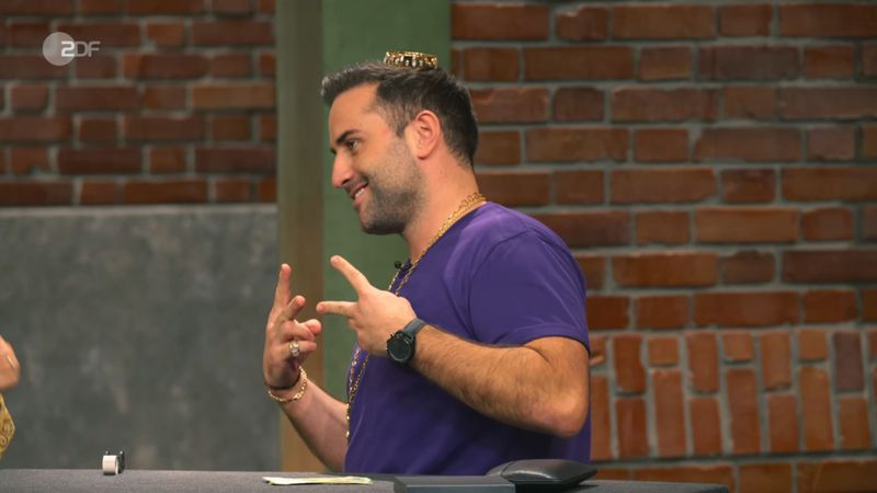 "Ein Bild für die Götter", kommentierte Wolfgang Pauritsch diesen Anblick. David Suppes posierte mit Goldkettchen und Amreif auf dem Kopf wie eine Mischung aus kleiner Prinz und dem freundlichsten Gangster-Rapper Deutschlands. Noch sensationeller war der erzielte Preis.